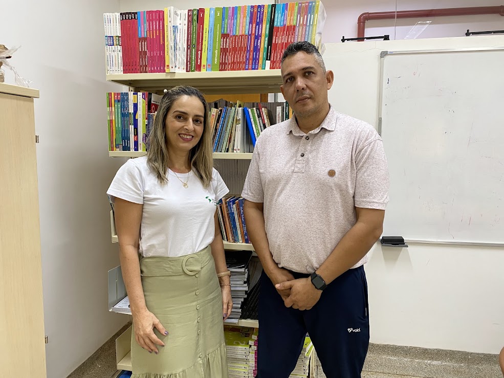 Professora de Língua Espanhola, Dalva Ramos, ministra aulas para o Freddy no 1º período da Engenharia